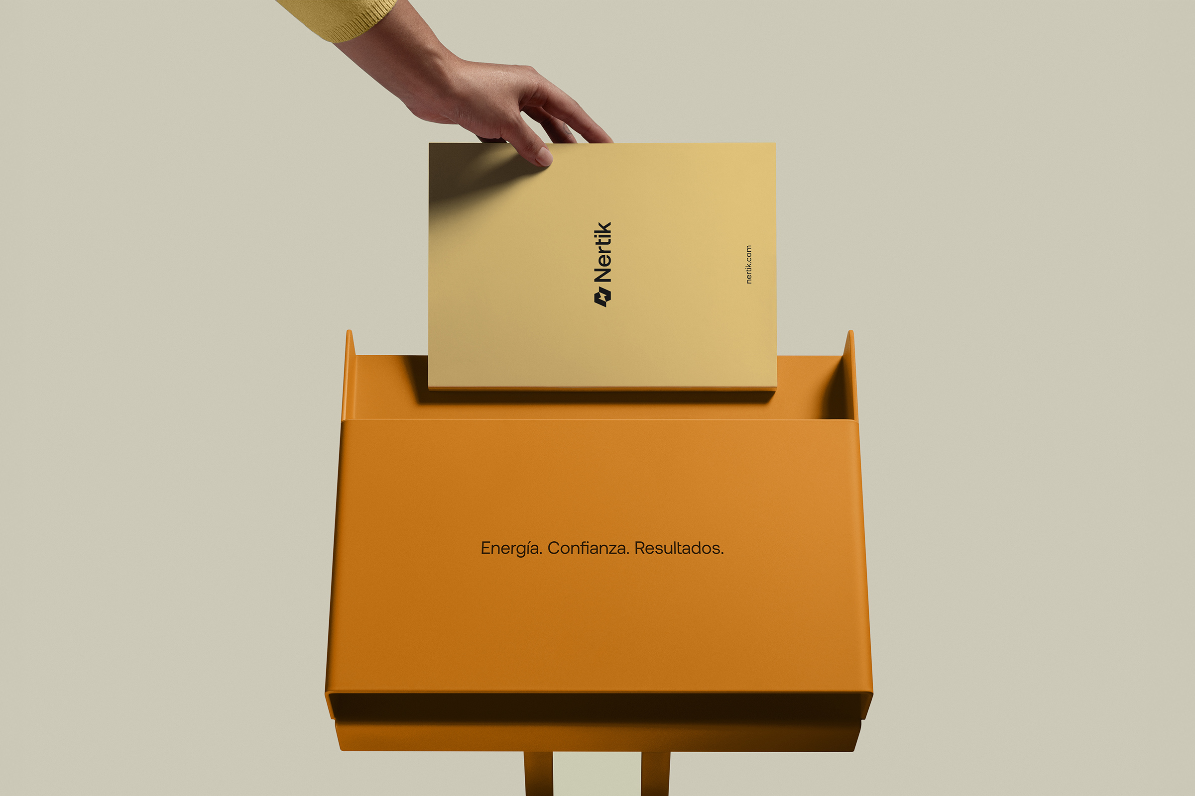 Nertik expositor display — energy branding applied to physical materials